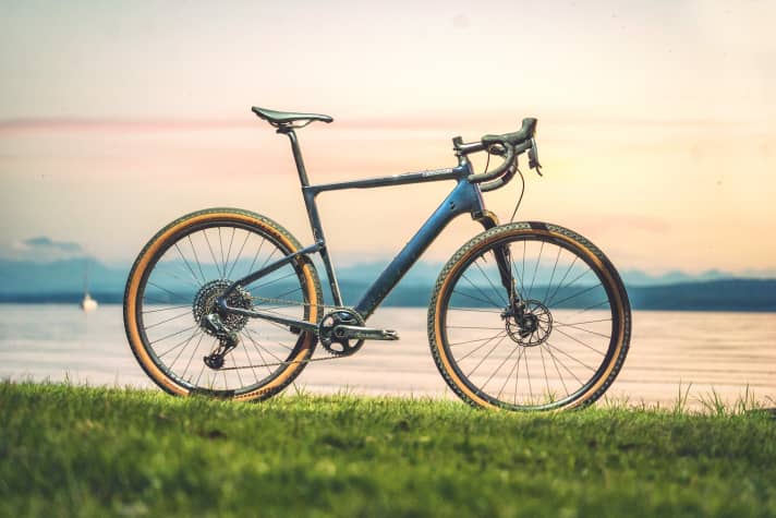 Mit dem <a href="https://luna.r.lafamo.com/ts/i5533923/tsc?amc=con.blbn.497955.507800.14129791&smc=BIKE&rmd=3&trg=https%3A%2F%2Fwww.fahrrad-xxl.de%2Fserie%2Fcannondale-topstone%2F%3Fsearchrequest%3DCannondale%2BTopstone" target="_blank" rel="noopener noreferrer nofollow">Topstone</a> * geht Cannondale in Sachen Gravel einen Schritt weiter. Das Gravelbike mit Lefty-Gabel und Hinterbaugelenk soll voll geländetauglich sein. Wir haben getestet, ob das Topstone hält, was es verspricht.