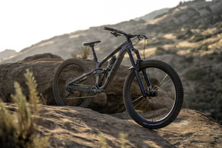 The brand new <a href="https://luna.r.lafamo.com/ts/i5533923/tsc?amc=con.blbn.497955.507800.14129791&smc=BIKE&rmd=3&trg=https%3A%2F%2Fwww.fahrrad-xxl.de%2Fserie%2Ftrek-slash%2F%3Fsearchrequest%3DTrek%2BSlash" target="_blank" rel="noopener noreferrer nofollow">Trek Slash</a> *: The enduro bike from the US giant comes with a carbon frame, 170 mm fork and storage compartment under the bottle cage. We tested the 9.8 version for 5850 euros.