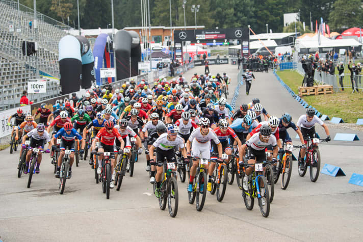   Kurz nach dem Start, ganz vorne mit Nummer 1 der mexikanische Short Track-Sieger Jose Ulloa Arevalo.