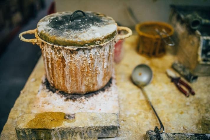   Keine Sorge, dieses Foto stammt nicht aus der Firmenkantine. In dem Topf befindet sich Flussmittel, mit dem die Oxidation der Metalle beim Löten verhindert wird. 