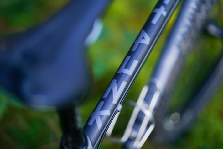   Normalerweise bietet Patria nur einfarbige Pulverbeschichtungen an. Nachdem Henri seinen Patria-Kontakt Michael mehrfach nach Möglichkeiten für einen exklusiveren, punkigeren Look gefragt hatte, war dessen kreative Lust geweckt. "Call it Punk", schrieb Michael aufs Oberrohr. Perfekt! 