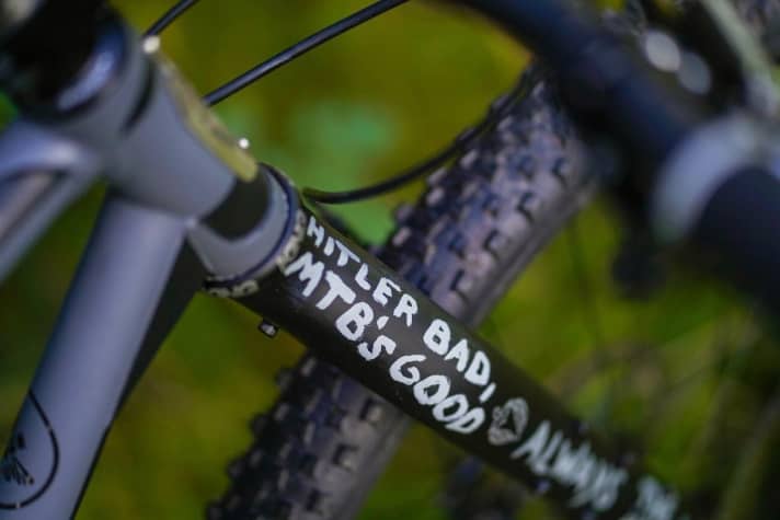   Punkrock-Fans erkennen die Hommage an die legendären Vandals und ihre großartige Platte "Hitler bad, Vandals good." Die Gabel bot Raum für Notizen. Also kritzelte Henri ein bisschen drauflos. 