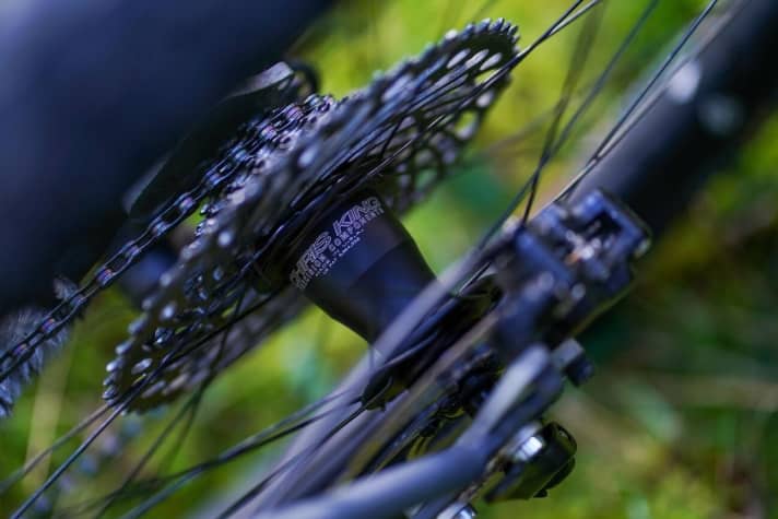   No other accessories company takes longevity, function and sustainability as seriously as the bearing specialists from Chris King in Portland/USA. The parts are considered indestructible. Every King product is manufactured as ecologically correct as possible. Spare parts are available for every product ever manufactured by the company, which is now more than 40 years old. The hubs with the legendary "Angry Bee" freewheel sound are expensive, but absolutely worth the money.