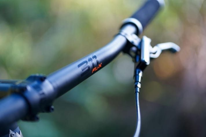   Anyone who likes to sit on their bike for long periods knows how important a comfortable cockpit is. The Munich-based company SQLab specialises in ergonomic accessories. With its 16-degree backsweep, the 311 FL-X carbon bar corrects the hand position and filters small vibrations thanks to its flex.