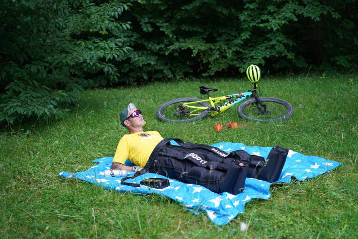   Full pampering programme for the legs: The reboots with battery operation massage your legs wherever you like.