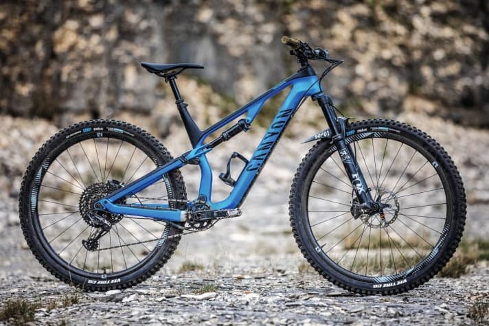 The <a href="mountainbikes/trailbikes/test-canyon-neuron-cf-90-sl/a43785.html" rel="noopener noreferrer">Neuron CF</a> is one of the most successful bikes in Canyon's model range. Our volunteer Max Fuchs has ridden the touring bike at the edge of its field of application. How much enduro can a trail bike take?