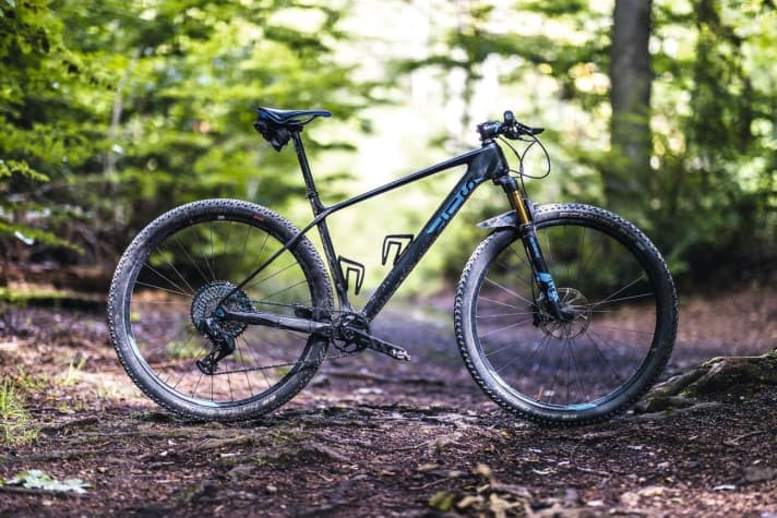 Im Dauertest: 2020 legte Cube sein Elite-Racehardtail neu auf und räumte damit den <a href="mountainbikes/hardtail/test-cube-elite-c68x/a42760.html"  rel="noopener noreferrer">Testsieg im ersten Vergleichstest in diesem Jahr</a>  ab. Nun muss das Cube Elite C:68X zeigen, ob es auch auf lange Sicht überzeugen kann.