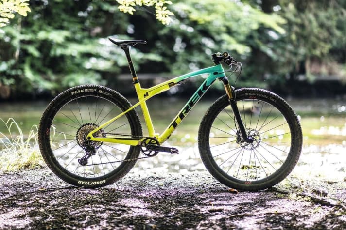 Das <a href="mountainbikes/hardtail/test-2020-trek-supercaliber-vs-canyon-lux-vs-stoll-r1/a43321.html"  rel="noopener noreferrer">Trek </a> <a href="mountainbikes/hardtail/test-2020-trek-supercaliber-vs-canyon-lux-vs-stoll-r1/a43321.html"  rel="noopener noreferrer">Supercaliber</a> <a href="mountainbikes/hardtail/test-2020-trek-supercaliber-vs-canyon-lux-vs-stoll-r1/a43321.html"  rel="noopener noreferrer"> 9.9 XX1</a>  gewann in BIKE 2/20 einen Vergleich mit dem Test­urteil "super". Langstrecken-Junkie und Chefredakteur Henri Lesewitz wollte wissen, wie haltbar die Spezialkonstruktion im Alltag ist.