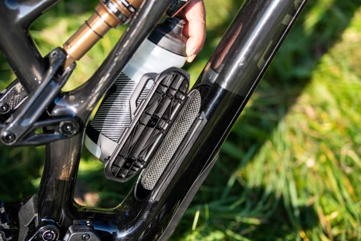   The SWAT box on the Evo now offers a little more storage space and can also accommodate a water bladder, which holds 645 millilitres and is included in the scope of delivery.