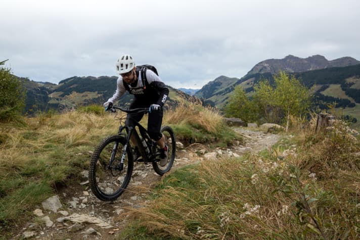   Bergauf pedaliert das Stumpjumper Evo komfortabel und ausgewogen. Der steile Sitzwinkel ist angenehm.