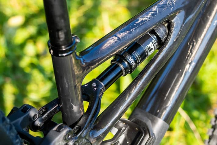   Es bleibt beim asymmetrischen Hauptrahmen und dem Flipchip in der Dämpferanlenkung. Der Rahmen wurde jedoch von Grund auf neu designt und die Geometrie überarbeitet.