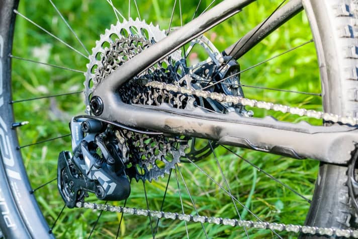   Sram X01-Schaltwerk und -Schalthebel im Expert-Modell. Die Kassette stammt aber aus dem GX-Regal. Dank gutem Kettenstrebenschutz ist auch bergab Ruhe im Antriebsstrang.