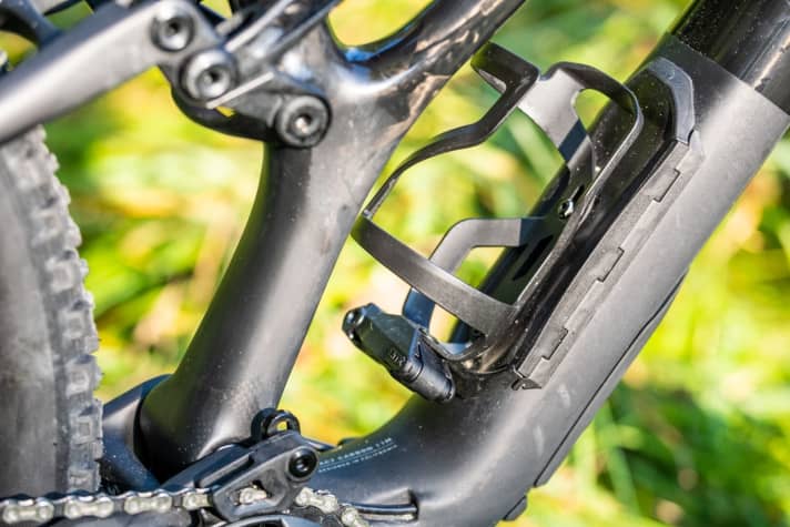   Familiar features: The SWAT box in the down tube and the tool on the bottle cage. However, the standard chain guide is new.