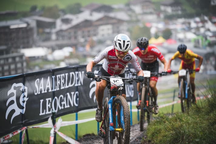   Sina Frei (SUI) wehrt sich gegen die Attacken der Junioren-Fahrer aus Österreich und Spanien.