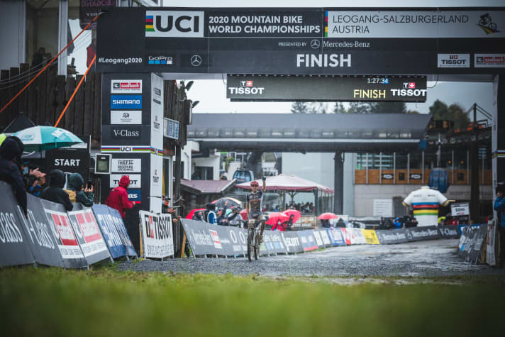   Sarrou pulled out a 1:30 minute lead and had enough time to celebrate the World Championship title in the relay race as he crossed the finish line.