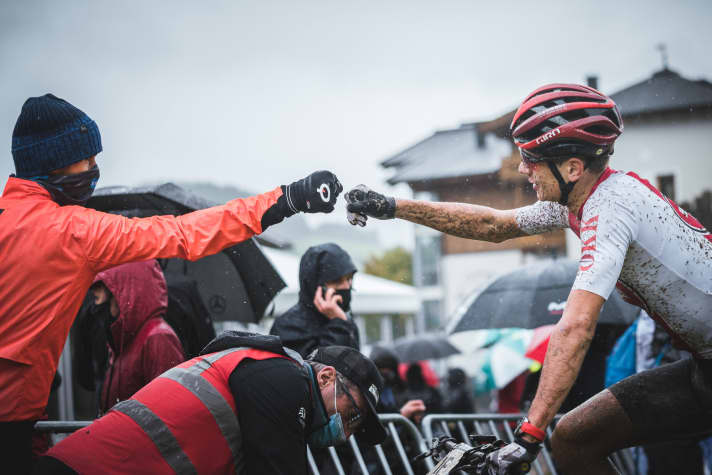   Abstand und Maske: Bei der WM in Leogang gilt ein striktes Hygienekonzept, das Fahrer, Team, Journalisten und Helfer in sogenannten „Bubbles“ aufteilt und streng trennt.