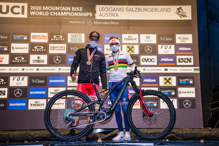   Zwei Cross-Country-Asse auf dem Podium: Rechts E-MTB-Weltmeister Tom Pidcock, links Simon Andreassen.