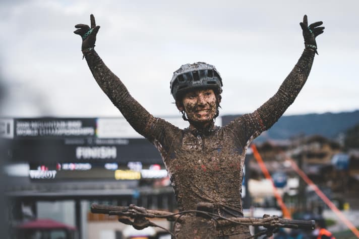   Die E-Enduro Spezialistin Pugin setzte sich auf dem technisch anspruchsvollen Kurs gegen das Schweizer Cross-Country Duo durch.