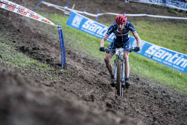   A sensitive popometer was required on the soggy track. However, the soggy, deep passages were no problem for Jordan Sarrou.