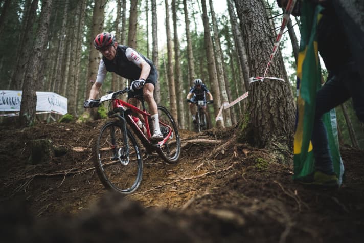   Mathias Flückiger fuhr auf dem Hardtail und mit Weste. Beides ungewöhnlich, aber der Erfolg mit Silber gibt ihm recht.