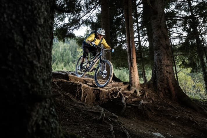   The bike offers ten millimetres less suspension travel than its predecessor. However, this should not detract from the downhill performance.