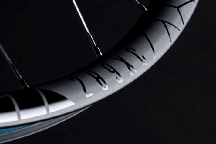   With different inner rim widths at the front and rear and a rim height of 21 millimetres, the Reynolds wheelsets in the 309/289-XC series are designed to inspire with a good balance of riding comfort and stiffness.
