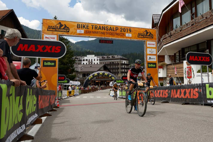   Team Bulls vorne. Aber die Gesamtführenden vom Team Centurion Vaude dicht auf und halten das Gelbe Trikot. 