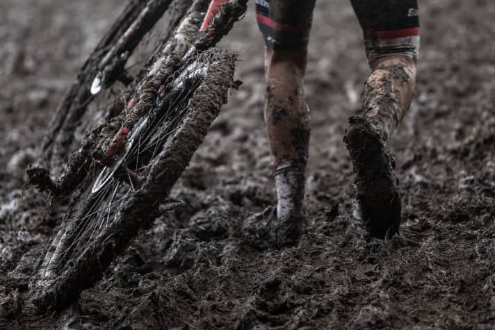   Teilweise mehr Crosslauf als Radrennen. Einige Passagen des Kurses waren nicht fahrbar und die Athleten mussten laufen.