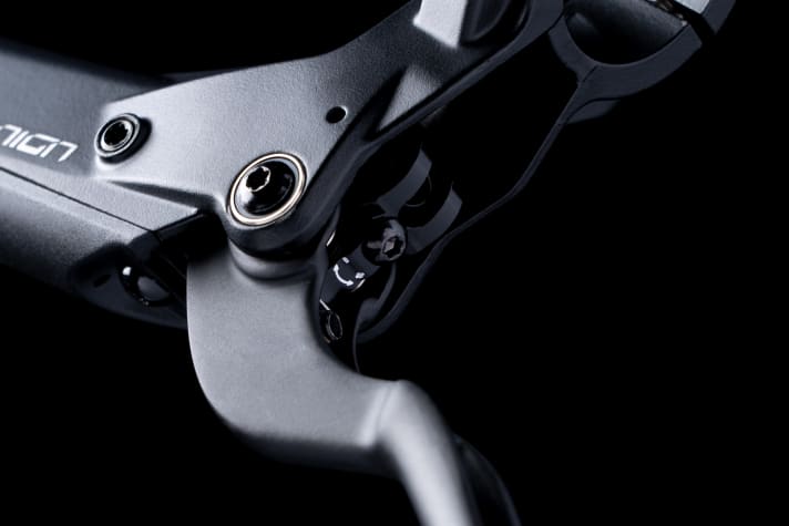   Pressure point adjustment yes, with a tool. The same applies to the lever width adjustment. The carbon levers with ball bearings are said to be particularly easy to operate.