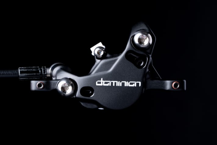   Titan-Schräubchen und Löcher, wo zuvor Metall war, sparen Gewicht. Über die beiden Madenschrauben an den Montagelöchern (Crosshair Alignment) lässt sich der Bremssattel recht einfach in Fahrtrichtung ausrichten.