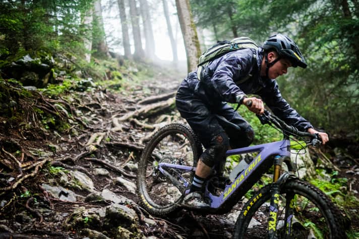   Gezähmte Flowtrails frisst das Bullit  zum Frühstück. Erst auf groben Steinfeldern, Sprüngen oder ruppigen Highspeed-Passagen werden die Kernkompetenzen des US-Enduros so richtig gefordert.