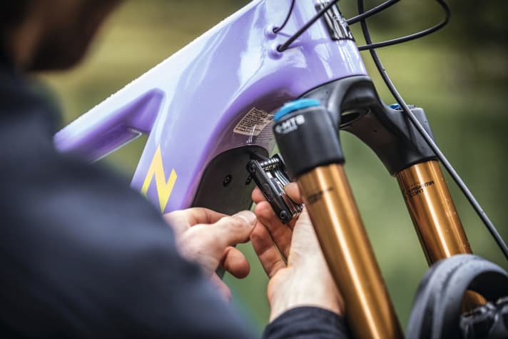  Nice and handy: The down tube cover on the Santa Cruz Bullit is firmly bolted to the battery. In addition, the edges of the cover are fitted with a rubber lip. This means that the edges nestle perfectly against the down tube, even with varying gap dimensions. The battery can be removed with a 4-way Allen key.