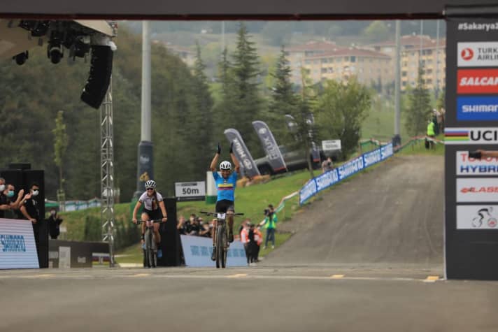   Dohrn crossed the finish line together with men's world champion Páez.