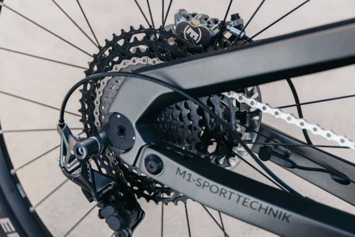   All models have the same elegant carbon frame, and the rear triangle is also made of carbon fibre. The clunky speed sensor on the chainstay, which is triggered by a spoke magnet, is striking. We would like this to be more discreet and less prone to failure on a new e-MTB in this price range. 