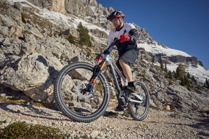   Die neueste Schöpfung in der Alutech-Flotte: Hier testet  Chef Schlener das in der CNC-Fräse entstandene E-Bike vor dem namensgebenden Dolomitenmassiv.