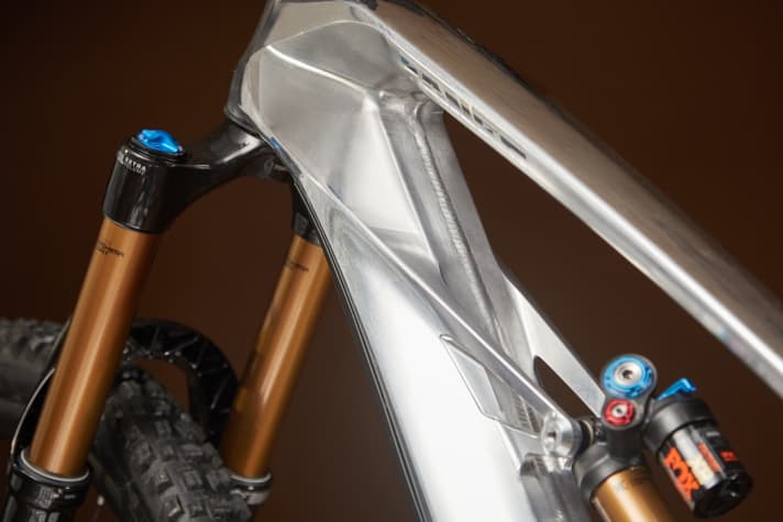   Die glatte Oberfläche verdankt der Rahmen der aufwändigen Frästechnik aus der Luft- und Raumfahrt. Das hochwertige Fox-Factory-Fahrwerk soll mit seinen 170 Millimetern Hub genug Reserven für raue Enduro-Pisten bieten.