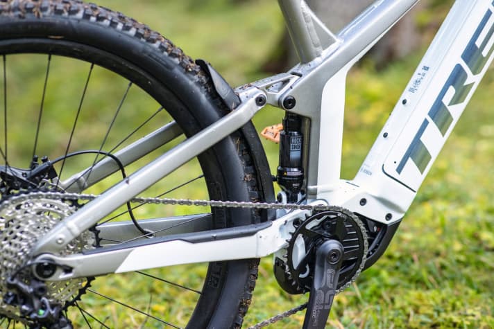   Zu gut versteckt: Der Rockshox-Dämpfer hinter dem Sitzrohr ist schwer zugänglich, wird aber  von einem Fender vor Dreckbeschuss geschützt.