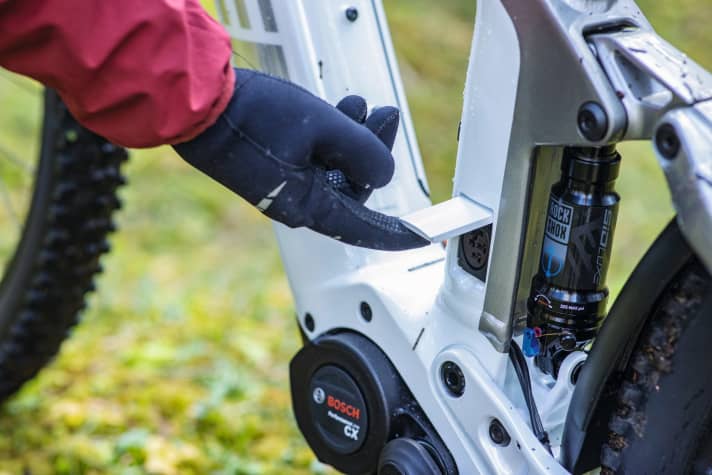   Der Rahmen des Trek Powerfly verfügt über hochwertige Features. Zum Beispiel die Alu-Klappe, hinter der sich gut geschützt der Ladeport befindet.