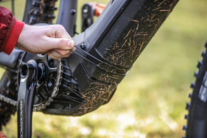  Simple but functional: The plastic cover, under which the 625 Wh battery is hidden, is fixed to the frame with a rubber band.