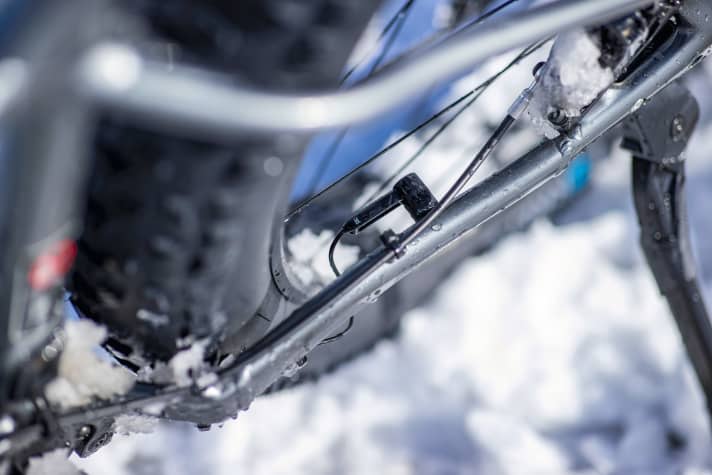 In this position, the speed sensor is under constant attack from mud and snow. Integration into the chainstay would be more stylish and durable.