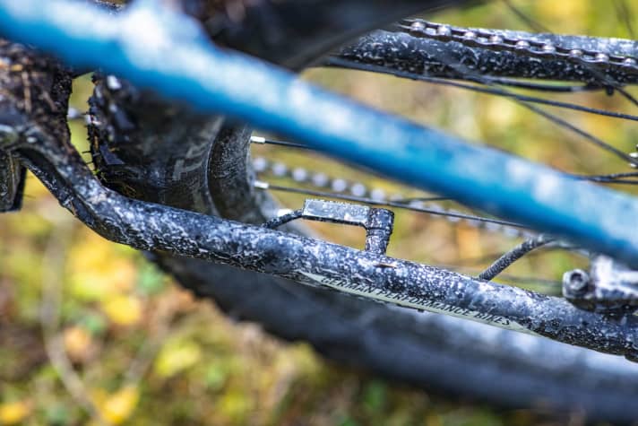   No longer state of the art, but still common in this price range: The speed sensor is exposed on the chainstay.