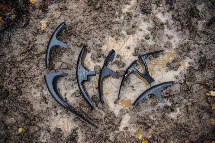   Mini-Schutzbleche sind in Minutenschnelle am Bike montiert und sorgen selbst bei widrigsten Wetterverhältnissen für freie Sicht. Fünf Mudguards im Kurztest (v. l. n.r.): <a href="https://www.awin1.com/cread.php?awinmid=14547&awinaffid=471469&clickref=B+Mudhugger+Schutzblech&ued=https%3A%2F%2Fwww.maciag-offroad.de%2Fmudhugger-schutzblech-vorn-race-fender-long-schwarz-sid125399.html" target="_blank" rel="noopener noreferrer nofollow">MUDHUGGER FRX + Rear</a> * – RRP Proguard Standard – <a href="https://amzn.to/3m9gGUD" target="_blank" rel="noopener noreferrer nofollow">ZÉFAL Deflector FM30</a> * – <a href="https://www.awin1.com/cread.php?awinmid=7613&awinaffid=471469&clickref=B+CRUD+XL+Fender&ued=https%3A%2F%2Fwww.chainreactioncycles.com%2Fde%2Fde%2Fcrud-xl-schutzblech-vorne-%2Frp-prod184197" target="_blank" rel="noopener noreferrer nofollow">CRUD XL Fender</a> * – <a href="https://amzn.to/3l9uP2O" target="_blank" rel="noopener noreferrer nofollow">MUCKY NUTZ MudGuard</a> *