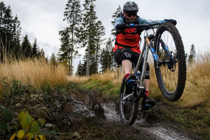   Water, dirt or impacts cannot harm the closed gearbox. Maintenance is only due after 10,000 kilometres.