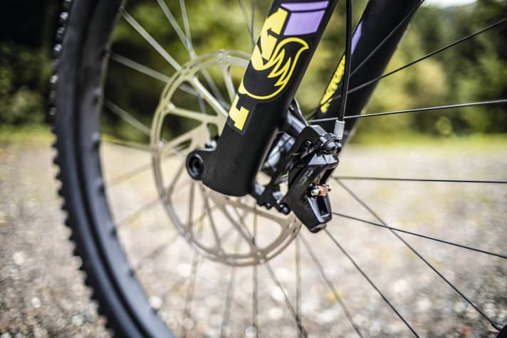   Sicherheit geht beim Santa Cruz Bullit vor! Die Sram-Code-Stopper sind per se schon sehr bissig, mit 220er-Rotoren am Vorderrad an Brems-Power kaum zu überbieten. Top.