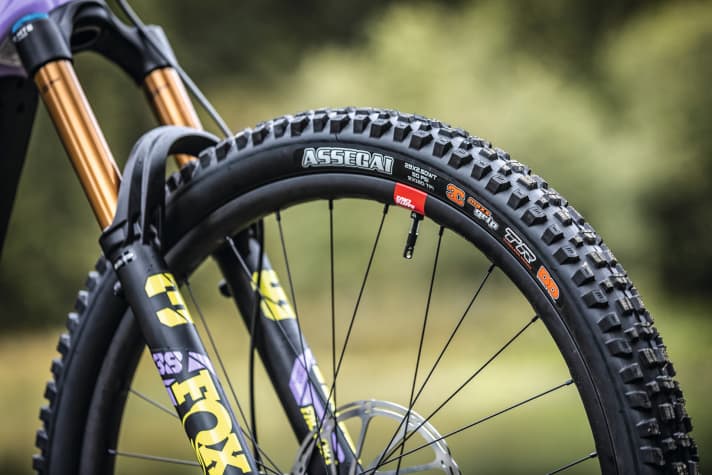   Tyres with the super-soft MaxxGrip rubber compound are a rarity on production bikes. Although the high-end tyres wear faster, they offer noticeably more grip on the front wheel of the Bullit. The solid double-down carcass provides good puncture protection at the front and rear.