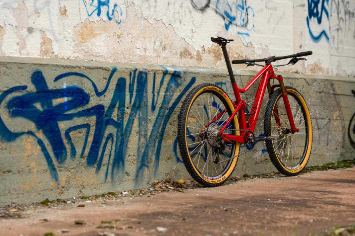 The scales stop at 7997 grams for the Ferrari red Scott Spark from Dangerholm.