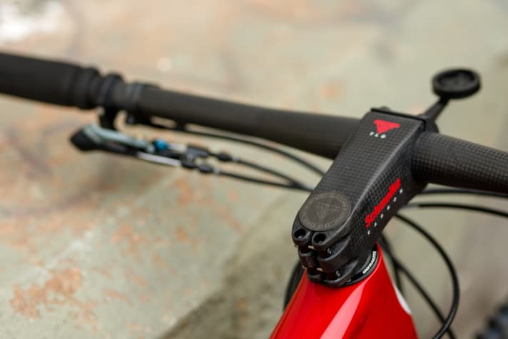 A deliberate choice: the angular, bulky stem from Schmolke with its small-scale carbon finish.