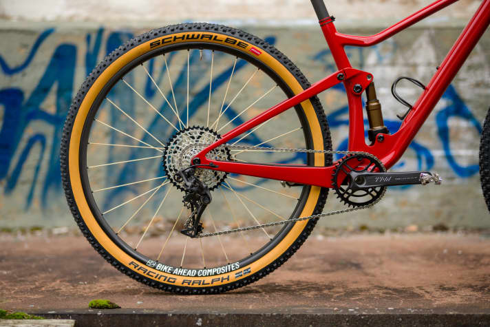 The XX1 rear derailleur tuned by Hopp Carbon weighs 179.9 grams, the derailleur pulleys come from Extralite and are manufactured in Italy.