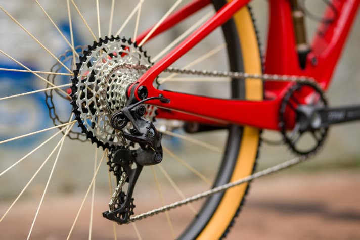 The 11-speed drivetrain comes with an 11-46 cassette from Gabaruk.