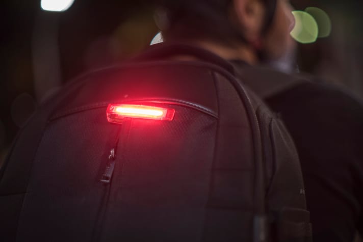   Büroklammer als Vorbild: Ein Klips hält das Knog Plus auch an Taschen und Rucksäcken, aber auch an Socken oder Hosenbeinen.